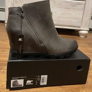 Size 12 Sorel waterproof wedge boots